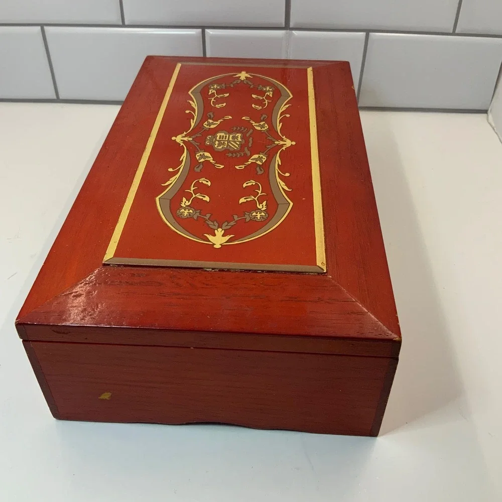 Vintage Princess Marcella Borghese Red Wooden Musical‎ Jewelry Box Green Velvet